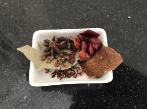 准备起配料，提前洗干净沥干水份备用