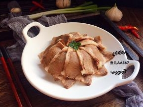 装盘蘸蒜泥食用