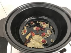 把花椒，辣椒，八角，香味放入锅里炒香