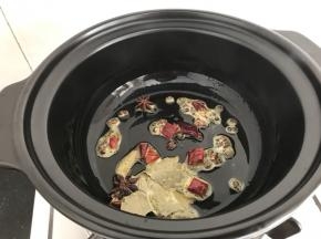 把花椒，辣椒，八角，香味放入锅里炒香