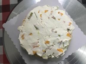 再抹上奶油……这就是一层水果层，然后重复放蛋糕片，再弄水果层，最后把底部蛋糕片放最上面
