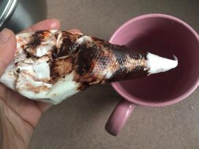 做甘纳许，巧克力放裱花袋，然后加入淡奶油，隔温水热溶混合