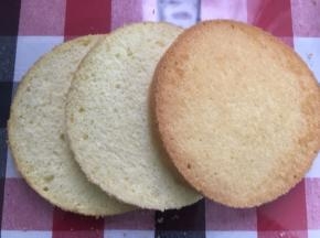 用蛋糕分割器把蛋糕分成3片