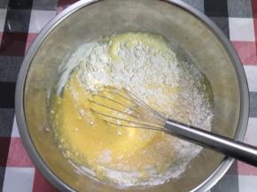 筛入低筋面粉，抽离式搅拌手法，不能画圈搅拌！不能画圈搅拌！不能画圈搅拌！重要的事要说3遍……