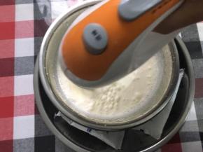 淡奶油加糖坐冰水打发