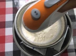 淡奶油加糖坐冰水打发