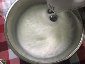 蛋白明显细腻了，再加3分之一细砂糖继续打发，最后加入剩下的3分之一细砂糖
