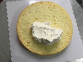 一片蛋糕片在底，抹上一层淡奶油