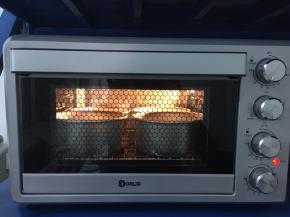 送入烤箱底层，150度50分钟，独特设计、可以同时烤4个6寸，而且受热均匀