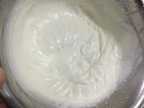 这是奶油6分发状态，出现纹路，但仍然可以轻微流动，用来蛋糕抹面