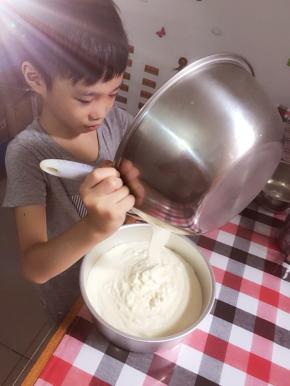 将面糊倒入模具中，7、8分满，轻震2下，送入预热好的烤箱（忘照相了，旧图）