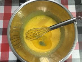 加入玉米油搅拌均匀，再加入牛奶搅拌均匀，一定要搅拌均匀后才加其它材料