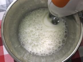 细砂糖分3次加入蛋白里！打发蛋白出现鱼眼泡状态，加入3分之一细砂糖。