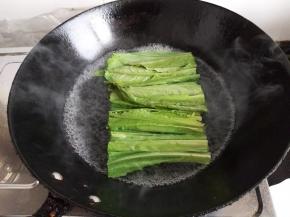 锅里烧开水