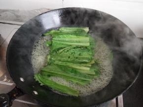 放入青菜开水烫一下