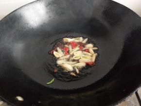 热锅入油放入作料爆香