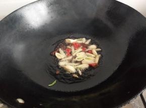 热锅入油放入作料爆香