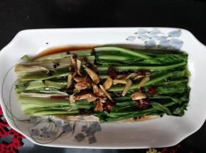 趁热浇在油麦菜上