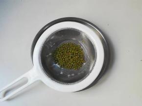 绿豆洗净浸泡三小时