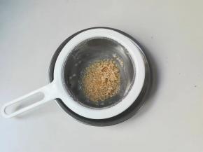 糙米洗净浸泡一小时