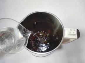 放入豆浆机上下刻度之间的清水