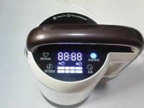 安装好豆浆机，插上电源