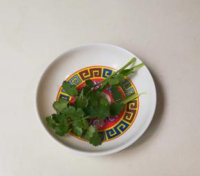 香菜洗净沥干水