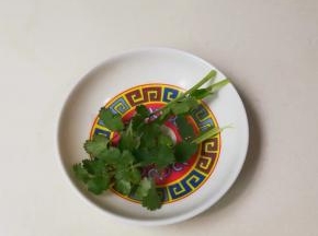 香菜洗净沥干水