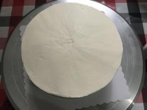 进行抹面……抹面完成，要把蛋糕放冰箱冷藏，让蛋糕体冻起来