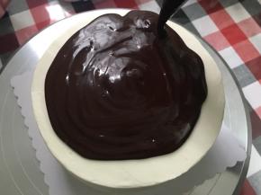 裱花袋剪小口，进行淋面，从中间小点开始……一圈一圈转……