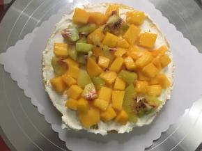 铺上水果（水果要切小一点，最好放厨房用纸上，把多余的水分吸干）