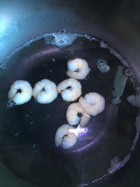 锅里放水烧开后放入虾仁煮3分钟即可捞出来