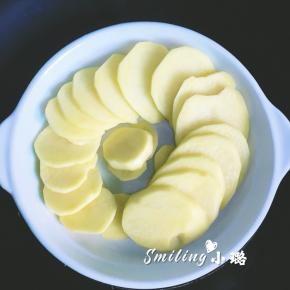 土豆洗净削皮，切薄片，开大火水烧开后改中火隔水蒸20分钟，筷子能轻松戳进土豆片为准