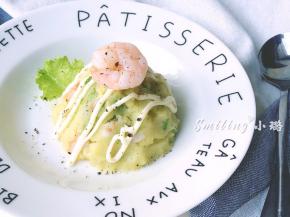 最后淋一点沙拉酱，放一颗虾仁在上面，撒点黑胡椒，完工