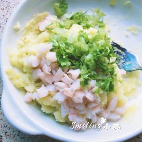 取4-6颗虾仁和一片生菜都切丁，放入土豆泥搅拌均匀