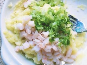 取4-6颗虾仁和一片生菜都切丁，放入土豆泥搅拌均匀
