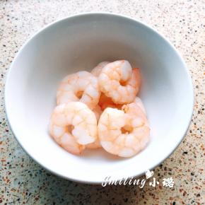 虾仁捞出备用