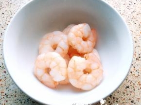 虾仁捞出备用