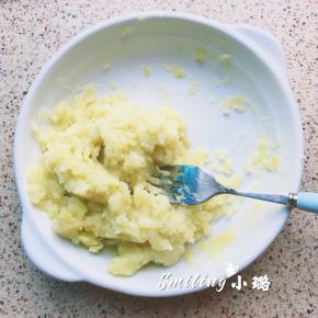 土豆蒸熟后，加适量盐，再用叉子把土豆捣成泥，尽量细腻一点