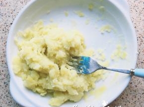 土豆蒸熟后，加适量盐，再用叉子把土豆捣成泥，尽量细腻一点