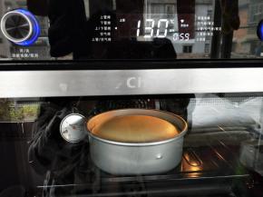 入预热好的烤箱中下层130度烘烤一小时，出炉倒扣2小时以上放凉再脱模。