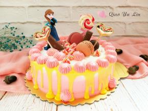 剩余的奶油装入裱花袋装饰表面。表面按自己喜欢进行装饰。