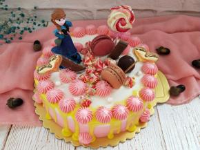 黄色巧克力淋面是先将50克巧克力隔热水融化，再加入50克淡奶油搅拌均匀，放至手温即可淋面。