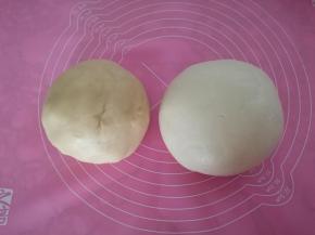 油皮和油酥材料分别揉成光滑的面团，盖保鲜膜静置30分钟。（图中的油酥面团是以前的，应该是紫色的，忘了拍图）