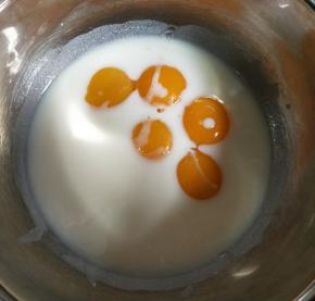 加入蛋黄混合均匀。