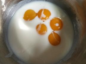 加入蛋黄混合均匀。
