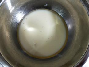 先制作戚风蛋糕:玉米油和牛奶混合。