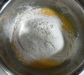 加入过筛后的低筋面粉画Z字混合均匀。
