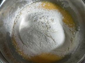 加入过筛后的低筋面粉画Z字混合均匀。