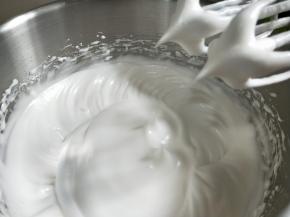 蛋清分三次加入细砂糖打发至干性发泡。